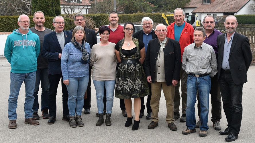 Vorsitzende Daniela Wisura (im Dirndl) mit ihrem neuen Vorstand der KERH „Auf dem Lechfeld“. Foto: Wolfgang Dietrich