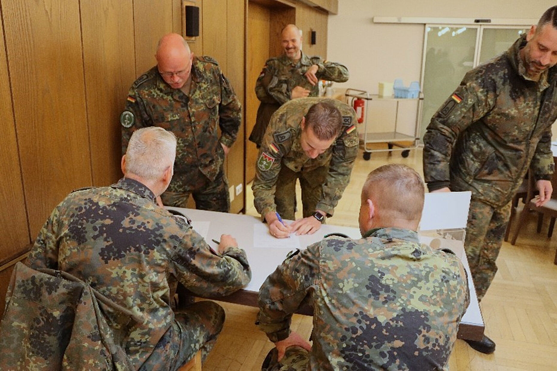 Der Andrang war groß: Eintrag in die Teilnehmerliste, ggf. eine kleine Spende und dann ging es auch schon los. Foto: Bundeswehr/Simon Hofmann 