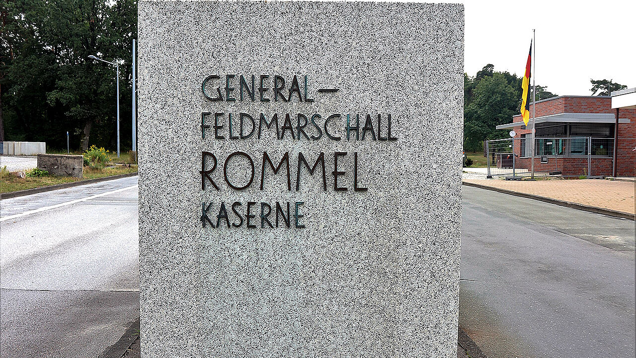 Am Eingang: In Augustdorf ist die Panzerbrigade 21 "Lipperland" stationiert, in der General-Feldmarschall-Rommel-Kaserne. Es wird immer wieder über die Umbenennung diskutiert. Foto: Iskender Özkacar