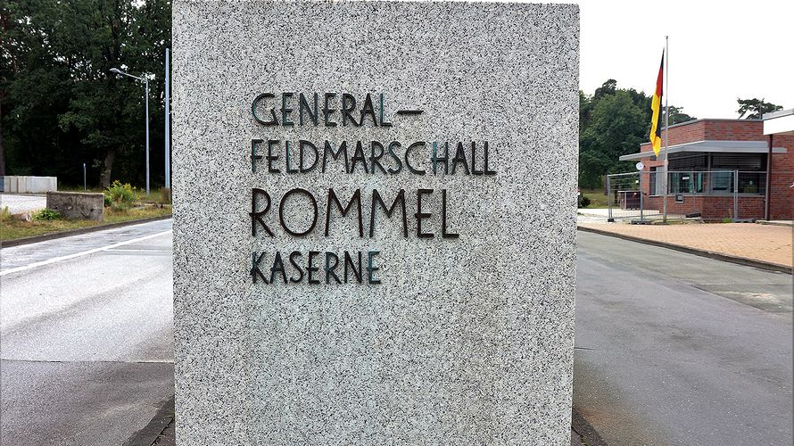Am Eingang: In Augustdorf ist die Panzerbrigade 21 "Lipperland" stationiert, in der General-Feldmarschall-Rommel-Kaserne. Es wird immer wieder über die Umbenennung diskutiert. Foto: Iskender Özkacar