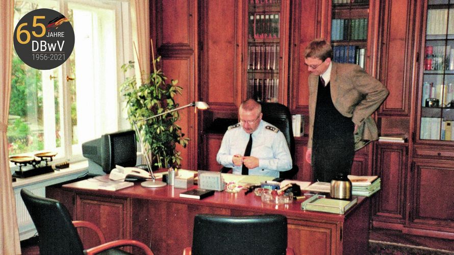 Bernhard Gertz (l.) an seinem großen Schreibtisch in der Berliner Alemannenstraße mit Fritz von Korff, heute Abteilungsleiter Politik. Foto: DBwV