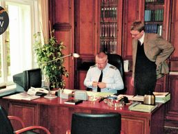 Bernhard Gertz (l.) an seinem großen Schreibtisch in der Berliner Alemannenstraße mit Fritz von Korff, heute Abteilungsleiter Politik. Foto: DBwV
