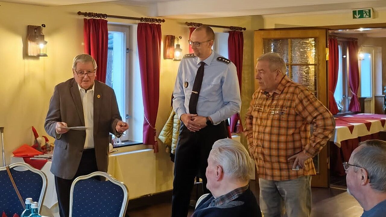 Erfreut konnte Hauptmann a. D. Dahlmann (1.v.l.) seine Treuurkunde für 60 Jahre Mitgliedschaft im Deutschen BundeswehrVerband aus den Händen des Bezirksvorsitzenden Christian Weber und des Vorsitzenden der Kameradschaft, Norbert Müller in Empfang nehmen. Foto Norbert Müller