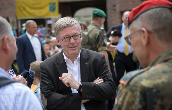 Hans-Peter Bartels besucht am 11. Juni 2016 als Wehrbeauftragter den Tag der Bundeswehr in Schlieben. Foto: Bundeswehr/Jonas Weber