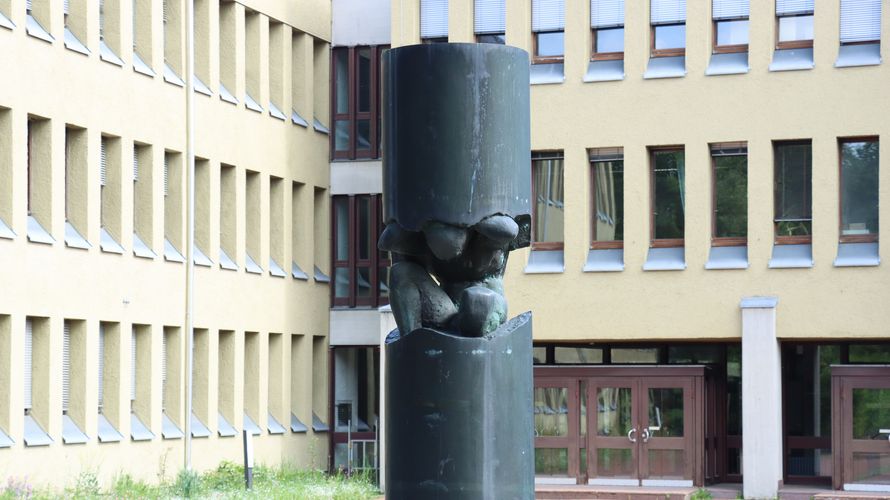Eingang Gebäude 10, dem Lehrsaalgebäude Schule ABC-Abwehr und Gesetzliche Schutzaufgaben in Sonthofen. Foto: Hofmann/Bundeswehr