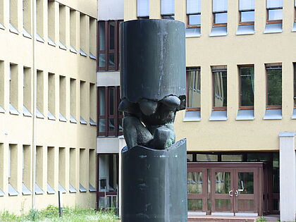 Eingang Gebäude 10, dem Lehrsaalgebäude Schule ABC-Abwehr und Gesetzliche Schutzaufgaben in Sonthofen. Foto: Hofmann/Bundeswehr