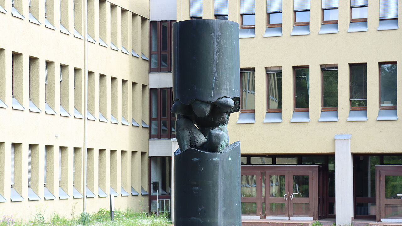 Eingang Gebäude 10, dem Lehrsaalgebäude Schule ABC-Abwehr und Gesetzliche Schutzaufgaben in Sonthofen. Foto: Hofmann/Bundeswehr