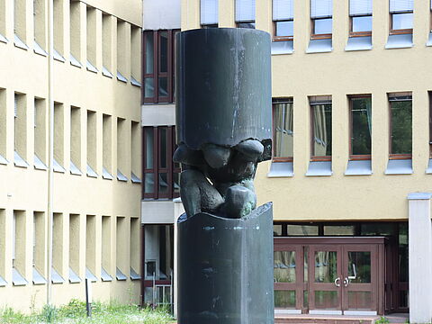 Eingang Gebäude 10, dem Lehrsaalgebäude Schule ABC-Abwehr und Gesetzliche Schutzaufgaben in Sonthofen. Foto: Hofmann/Bundeswehr