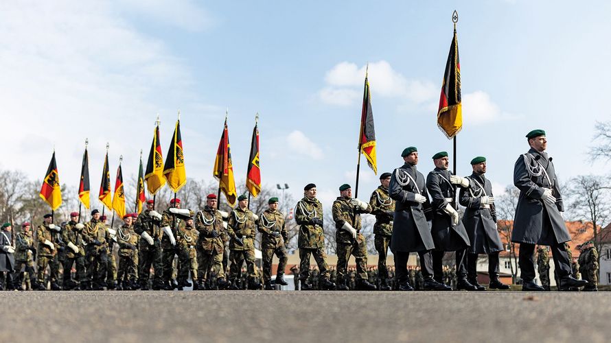 Die Bundeswehr muss wachsen und braucht eine schlagkräftige Reserve: Mitte März wurde in Berlin als vierte Heeresdivision eine neue Heimatschutzdivision aufgestellt. Kommandeur ist Generalmajor Andreas Henne.Foto: dpa/picture alliance