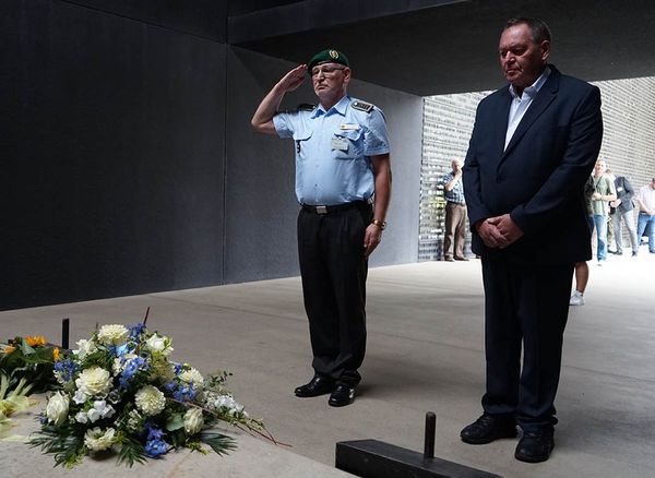 Als Vertreter der SVS gedachten Stabsfeldwebel a.D. / Oberstabsfeldwebel d.R. Frank Udo Reiche und Hauptmann a.D. Uwe Köpsel der gefallenen und im Dienst verstorbenen Kameraden. Foto: DBwV/Kruse