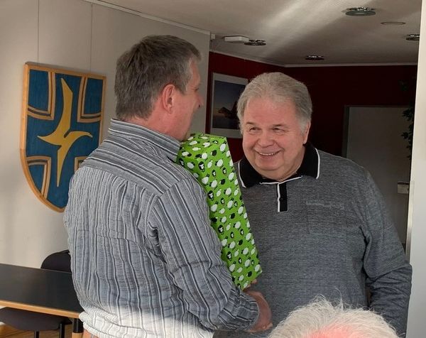 Übergabe einer kleinen Aufmerksamkeit an den ausscheidenden Kassenverwalter, Hauptmann a. D. Dostleben (r). Foto: Steffen Braun