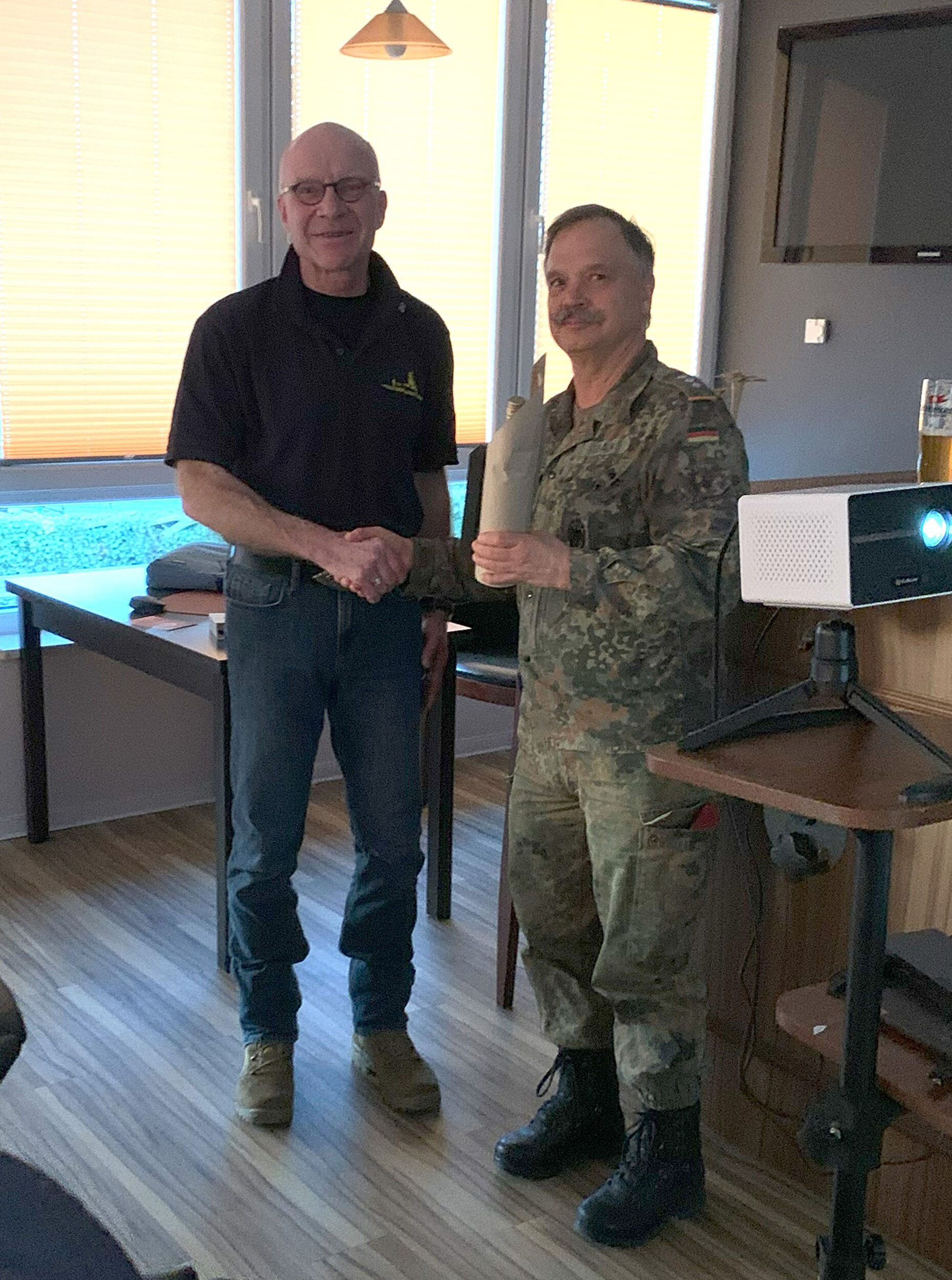 Mit einem Wein aus dem nördlichsten Weinanbaugebiet Gut Schloss Rattay bedankte sich Hauptmann a.D. Braun bei Fregattenkapitän a.D. Schilling für seinen Vortrag. Foto: Steffen Braun