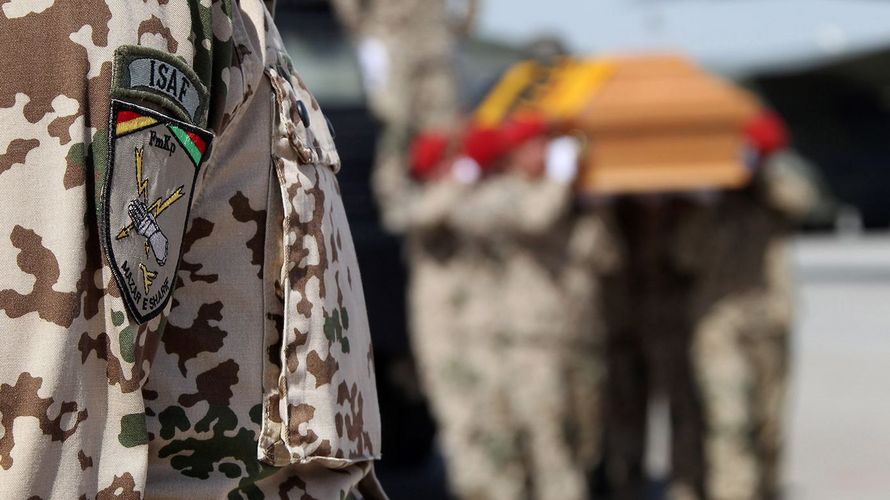 Ehrenspalier zur Verabschiedung gefallener Bundeswehrsoldaten im Mai 2011 in Afghanistan (Foto: Bundeswehr/bienert)