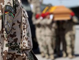Ehrenspalier zur Verabschiedung gefallener Bundeswehrsoldaten im Mai 2011 in Afghanistan (Foto: Bundeswehr/bienert)