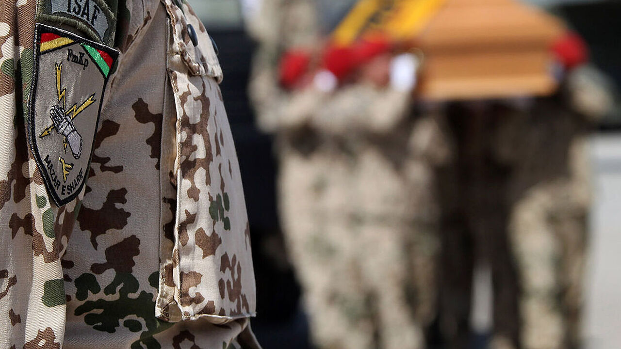 Ehrenspalier zur Verabschiedung gefallener Bundeswehrsoldaten im Mai 2011 in Afghanistan (Foto: Bundeswehr/bienert)