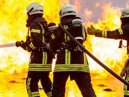 Das gemeinsame Ziel muss lauten, die an den Brandschutz gestellten Erwartungen im Bereich der Bundeswehr zu erfüllen. Hier: Ausbildung in der Luftfahrzeugbrandbekämpfung Foto: Bundeswehr/Rott