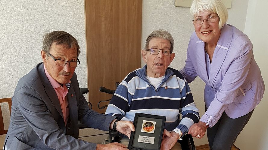 Ehrenurkunde und -Plakette für 60-jährige Mitgliedschaft erhält Oberstleutnant a.D. Günther Bleis (M.). Foto: DBwV/LV Nord