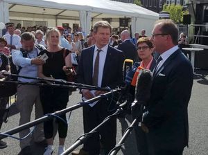 Beim Tag der offenen Tür im BMVg verkünden Verteidigungsministerin Annegret Kram-Karrenbauer, CSU-Landesgruppenchef Alexander Dobrindt (r.) und Richard Lutz, Vorstandsvorsitzender der DB AG, die neue Regelung. Foto: DBwV/Kruse