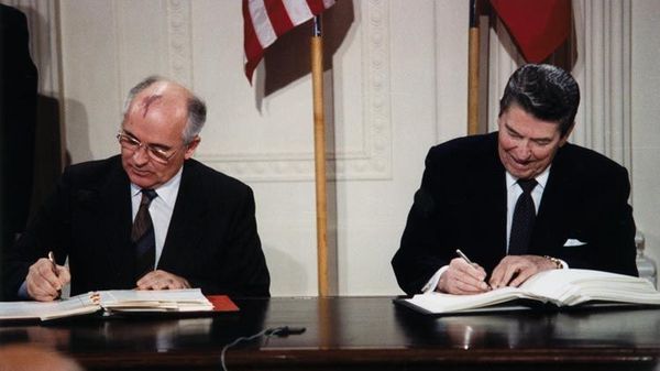 1987 in Washington: Der sowjetische Generalsekretär Gorbatschow und US-Präsident Reagan unterzeichnen den INF-Vertrag. Foto: National Archives and Records Administration