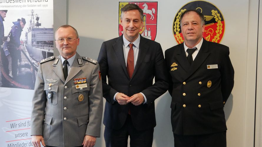 Von links: Jörg Struckmeier, David McAllister und Kapitänleutnant Dieter Lesch, Vorsitzender der Standortkameradschaft Bremerhaven. Foto: DBwV