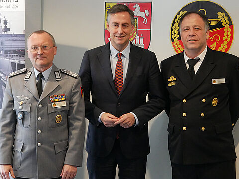 Von links: Jörg Struckmeier, David McAllister und Kapitänleutnant Dieter Lesch, Vorsitzender der Standortkameradschaft Bremerhaven. Foto: DBwV