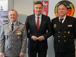 Von links: Jörg Struckmeier, David McAllister und Kapitänleutnant Dieter Lesch, Vorsitzender der Standortkameradschaft Bremerhaven. Foto: DBwV