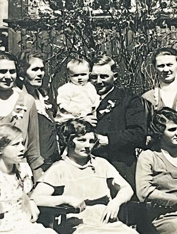 Otto Renner als Kleinkind im Jahr 1931 auf dem Arm seines Vaters im Riesengebirge. Bei Kriegsende lebte der damals 13-Jährige in Spindlermühle, heute Tschechien, und wurde 1946 mit seiner Familie vertrieben. Foto: Privat/Archiv Renner