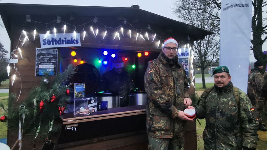 Oberfeldwebel Alexander K. übergibt die von Ihm im Stab Special Training Command gesammelten Spenden an den Vorsitzenden der TruKa KdoH, Hauptmann Christian Weber. Foto: Dirk Meyer-Urban