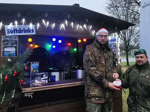 Oberfeldwebel Alexander K. übergibt die von Ihm im Stab Special Training Command gesammelten Spenden an den Vorsitzenden der TruKa KdoH, Hauptmann Christian Weber. Foto: Dirk Meyer-Urban