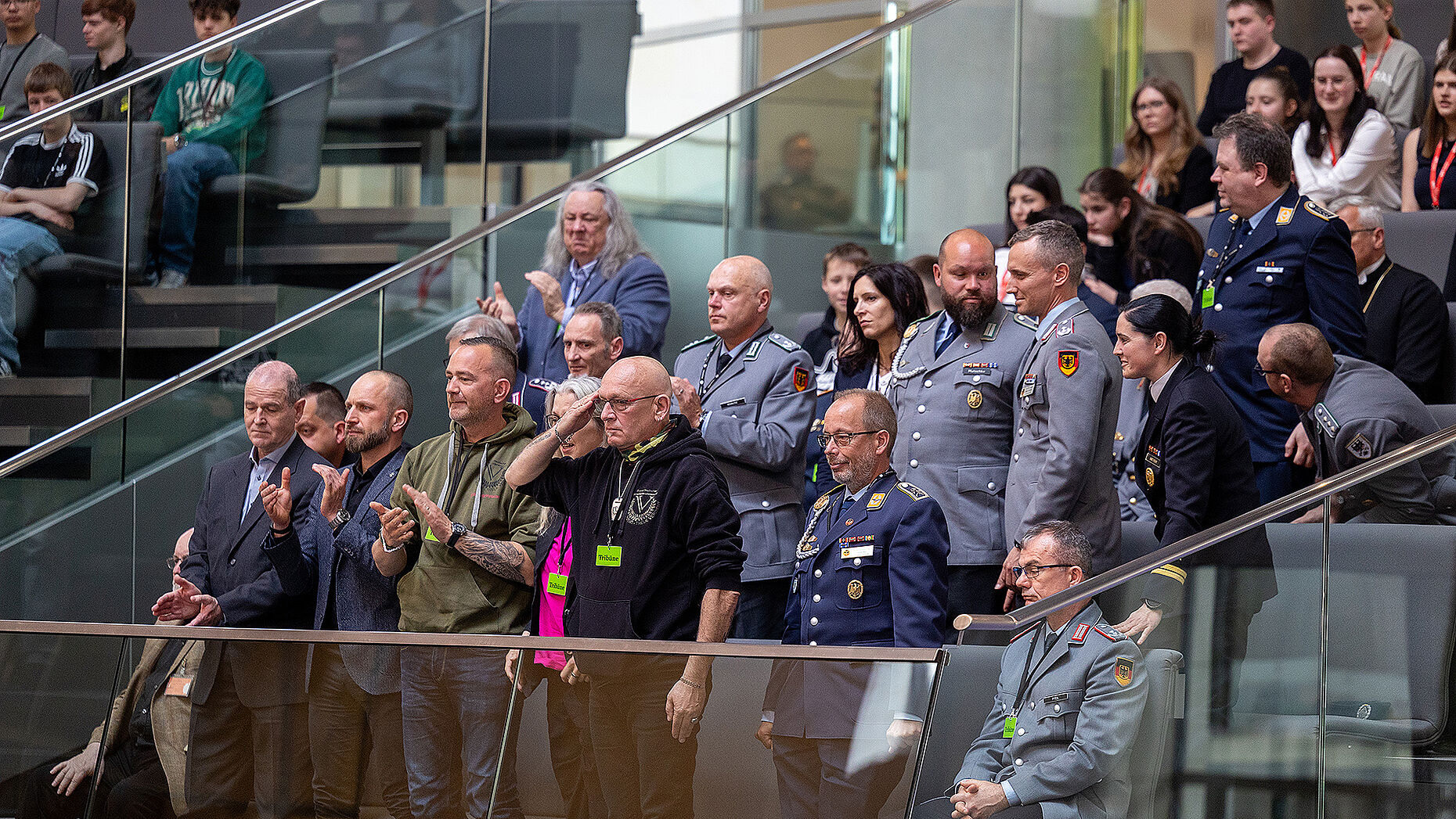 Repräsentantinnen und Repräsentanten der deutschen Veteranenbewegung nach dem Beschluss zur Einführung eines nationalen Veteranentages am 25.04.2024 auf der Ehrentribüne des Deutschen Bundestages. Foto: Yann Bombeke/Deutscher BundeswehrVerband