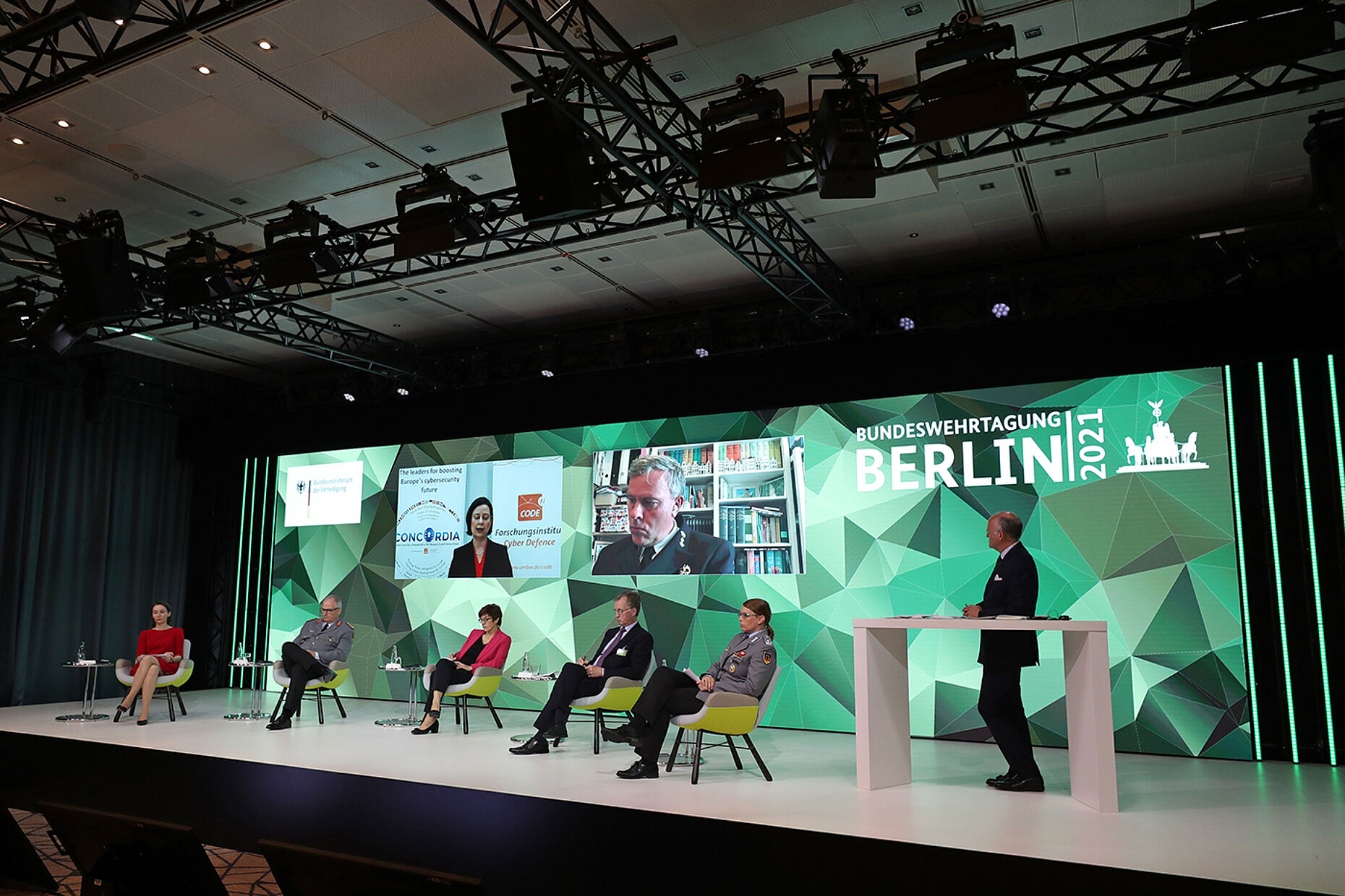 In einer abschließenden Podiumsdiskussion wurden auch Fragen der Zuschauer beantwortet. Foto: Bundeswehr
