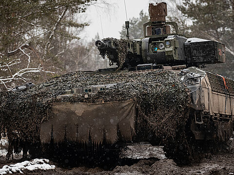 Ein Schützenpanzer Puma bei einer Gefechtsübung auf dem Truppenübungsplatz Bergen. Foto: Bundeswehr/Maximilian Schulz