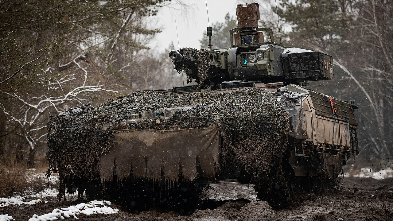 Ein Schützenpanzer Puma bei einer Gefechtsübung auf dem Truppenübungsplatz Bergen. Foto: Bundeswehr/Maximilian Schulz