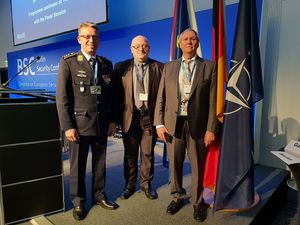 Auf der Berliner Sicherheitskonferenz, v.l.n.r.: Hauptmann Andreas Steinmetz, der EUROMIL-Vorsitzende Emmanuel Jacob und Karl-Heinz Bög aus der AG Europa im DBwV. Foto: DBwV
