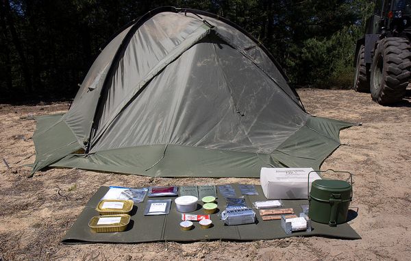 Einige Soldaten müssen in Zelten übernachten. Für die Verpflegung dienen die Einmannpackungen. Foto: DBwV/Vieth