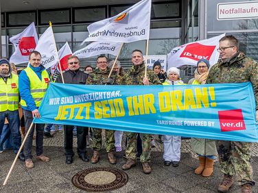 Um ihre Solidarität mit den Teilnehmern des Verdi-Warnstreiks zu demonstrieren, hatten sich die DBwV-Vertreter extra Urlaub genommen. Foto: DBwV/Sarina Flachsmeier
