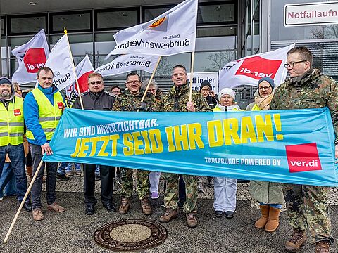 Um ihre Solidarität mit den Teilnehmern des Verdi-Warnstreiks zu demonstrieren, hatten sich die DBwV-Vertreter extra Urlaub genommen. Foto: DBwV/Sarina Flachsmeier