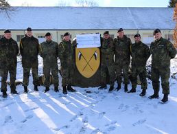 Eutin: Die Initiatoren mit dem Kommandeur, Oberstleutnant Alexander Radü (re.) Foto: DBwV