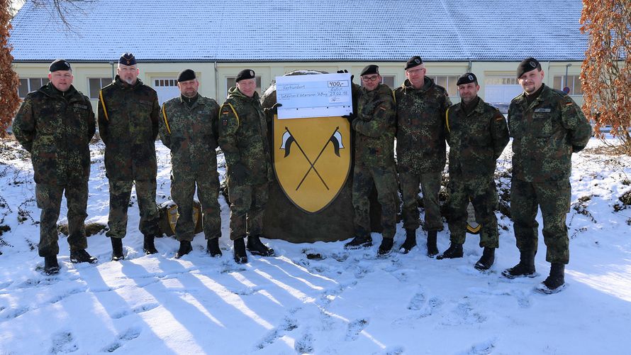 Eutin: Die Initiatoren mit dem Kommandeur, Oberstleutnant Alexander Radü (re.) Foto: DBwV