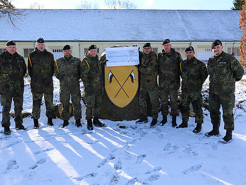 Eutin: Die Initiatoren mit dem Kommandeur, Oberstleutnant Alexander Radü (re.) Foto: DBwV