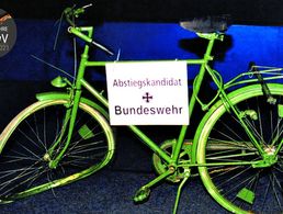 Dieses nicht verkehrssichere Fahrrad sollte den Zustand der Bundeswehr symbolisieren und eine Brücke zum Hobby des Ministers schlagen. Foto: DBwV