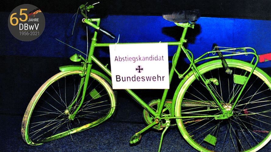 Dieses nicht verkehrssichere Fahrrad sollte den Zustand der Bundeswehr symbolisieren und eine Brücke zum Hobby des Ministers schlagen. Foto: DBwV