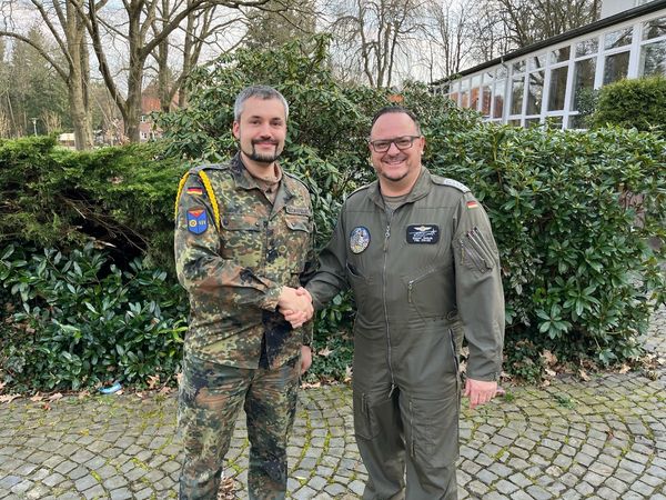 Hauptfeldwebel Uwe Beckefeldt (links) und Oberstabsfeldwebel Dieter Salwik vom Transporthubschrauberregiment 10. Foto: DBwV