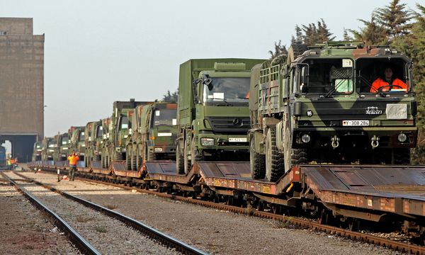 Militärisches Gerät zu transportieren, das dauert. Hier eine Verladung von Bundeswehr-Fahrzeugen 2011 in Slowenien. Foto: Bundeswehr/Sebastian Wilke