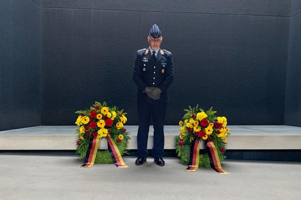 Im Vorfeld des Volkstrauertages wurden durch die Truppenkameradschaft im BMVg Kränze des Deutschen BundeswehrVerbandes und der Soldaten und Veteranen Stiftung am Ehrenmal im Bendlerblock niedergelegt. Foto: DBwV