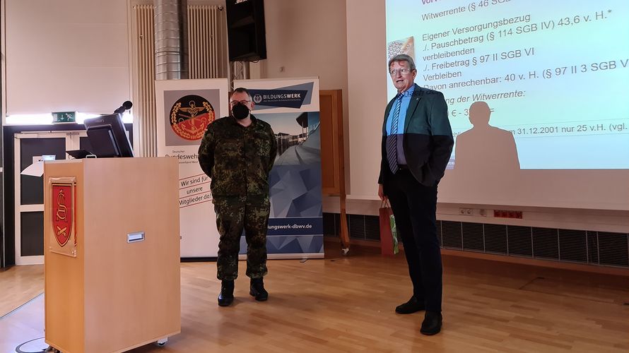 Eberhard Mandel (r.), Seminarleiter beim Bildungswerk des DBwV, bereitet angehende Pensionäre auf den bevorstehenden Ruhestand vor. Foto: DBwV