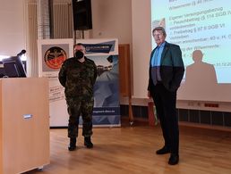 Eberhard Mandel (r.), Seminarleiter beim Bildungswerk des DBwV, bereitet angehende Pensionäre auf den bevorstehenden Ruhestand vor. Foto: DBwV