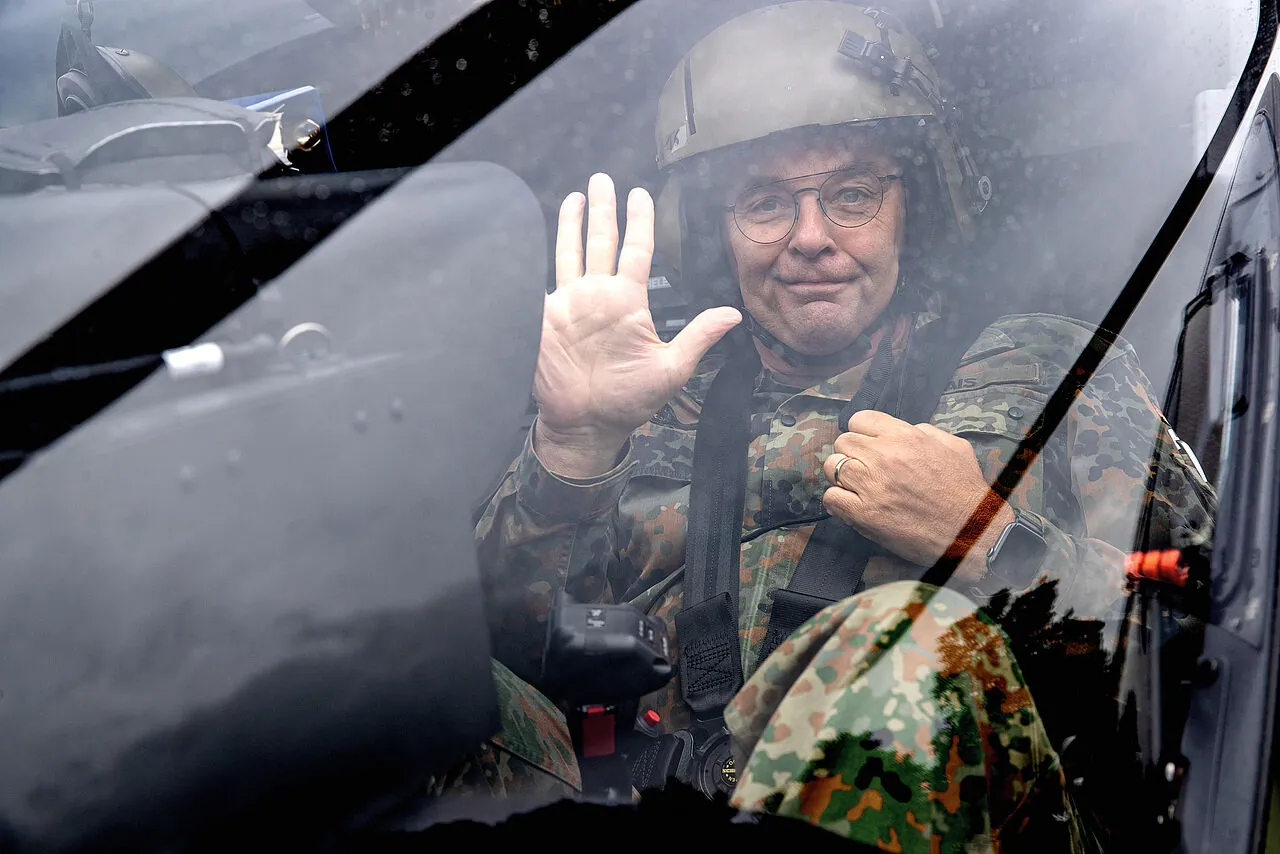 Meldet sich nach 44 Jahren Dienst in der Truppe ab: Generalleuntnant Alfons Mais, zuletzt Inspekteur des Heeres. Seine Karriere begann 1981 bei den Heeresfliegern. Foto: Bundeswehr/Marco Dorow