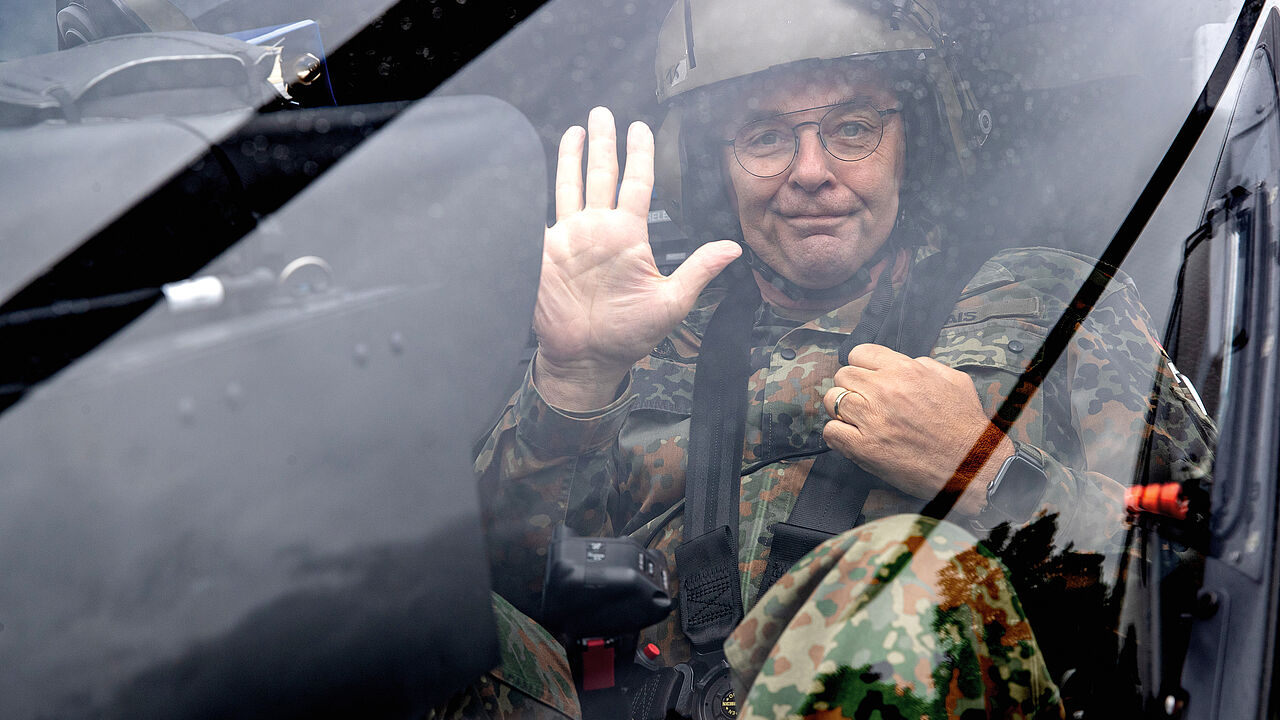Meldet sich nach 44 Jahren Dienst in der Truppe ab: Generalleuntnant Alfons Mais, zuletzt Inspekteur des Heeres. Seine Karriere begann 1981 bei den Heeresfliegern. Foto: Bundeswehr/Marco Dorow