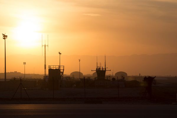 Die Schutz- und Radarsysteme im Feldlager in Mazar-e Sharif/Afghanistan in der Abendsonne. Foto: Bundeswehr/Christian Thiel
